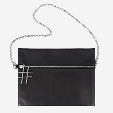 borsa nera a tracolla con catena